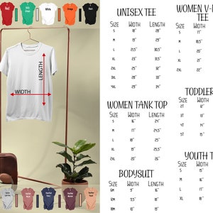 以下が含まれることがあります： ユニセックスTシャツ、レディースVネックTシャツ、レディースタンクトップ、幼児用Tシャツ、子供用Tシャツ、ボディスーツなど、さまざまな種類のシャツのサイズ測定値を示す表。測定値はインチで表示されています。