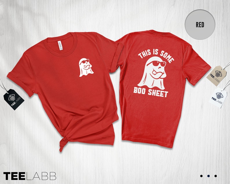 以下が含まれることがあります： 赤いTシャツに、サングラスをかけた白い幽霊が描かれており、後ろには「This is some boo sheet」という文字が書かれています。Tシャツの前には、サングラスをかけた小さな白い幽霊が描かれています。