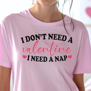 Lustiges Valentinstag T-Shirt - &#39;I don&#39;t need a Valentine, I need a nap&#39; - Humorvolles Geschenk für Ihre Liebsten, Heart Nickerchen Tee, Valentinstag