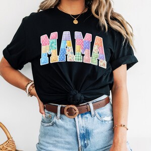 Camiseta estilo "Mama" / Letras de patchwork, estampado floral en tonos pastel.