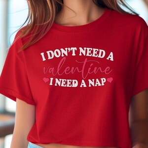 Lustiges Valentinstag T-Shirt - &#39;I don&#39;t need a Valentine, I need a nap&#39; - Humorvolles Geschenk für Ihre Liebsten, Heart Nickerchen Tee, Valentinstag