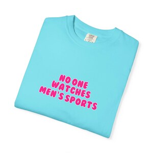 Camiseta deportiva azul "No One Watches" para hombre / Camiseta deportiva femenina de apoyo a la WNBA y la NWSL / Colores cómodos. Estilo para el día del partido. imagen 3
