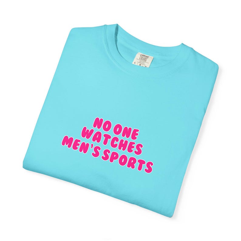 Camiseta deportiva azul "No One Watches" para hombre / Camiseta deportiva femenina de apoyo a la WNBA y la NWSL / Colores cómodos. Estilo para el día del partido. imagen 3