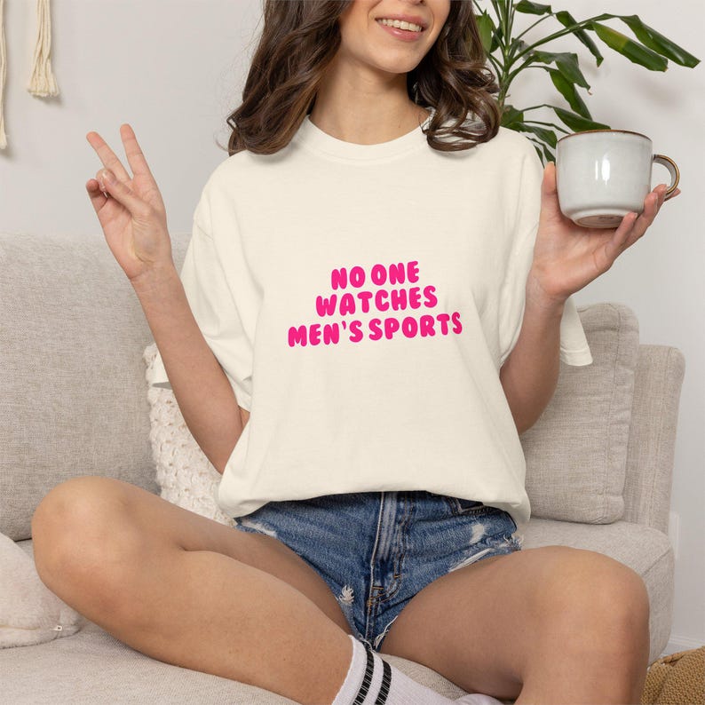 No One Uhren Herren Sport T-Shirt | Womens Sport WNBA NWSL Fan Shirt | Komfort Farben Spieltag Ästhetik Bild 4