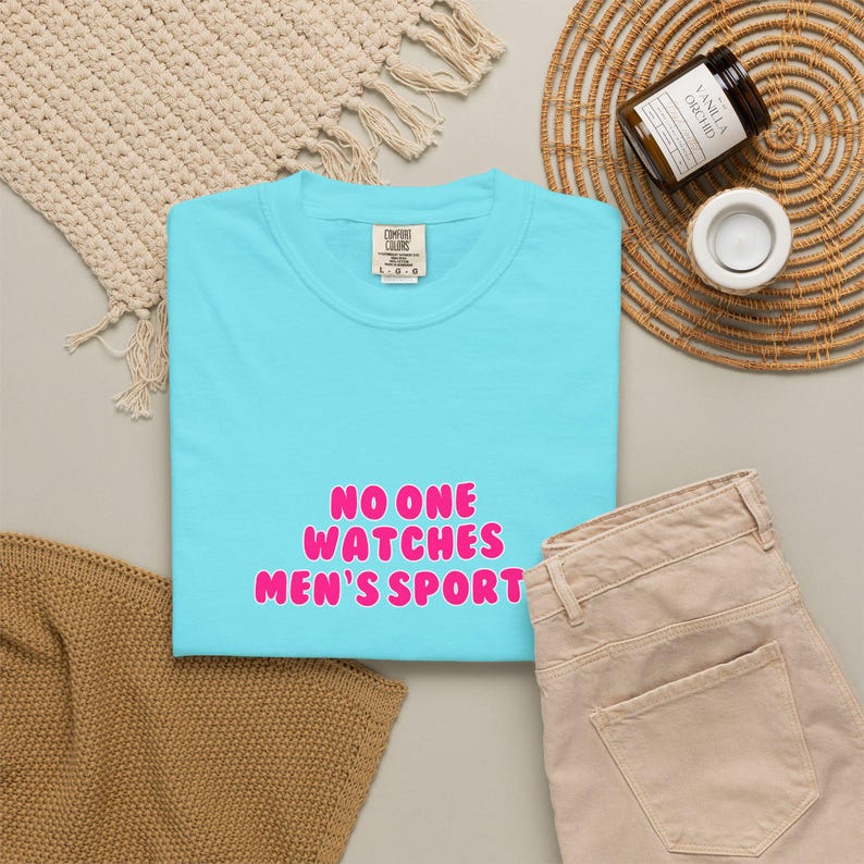 Camiseta deportiva azul "No One Watches" para hombre / Camiseta deportiva femenina de apoyo a la WNBA y la NWSL / Colores cómodos. Estilo para el día del partido. imagen 5