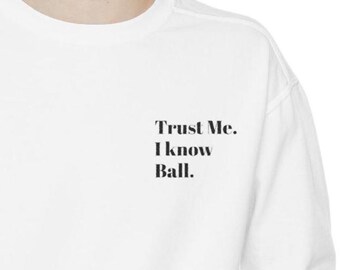 Vertrauen Sie mir, ich weiß Ball besticktes Sweatshirt | Basketball Mom Hoop Fan