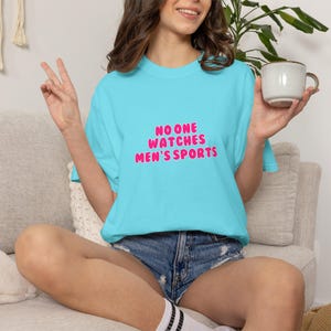 Camiseta deportiva azul "No One Watches" para hombre / Camiseta deportiva femenina de apoyo a la WNBA y la NWSL / Colores cómodos. Estilo para el día del partido. imagen 4