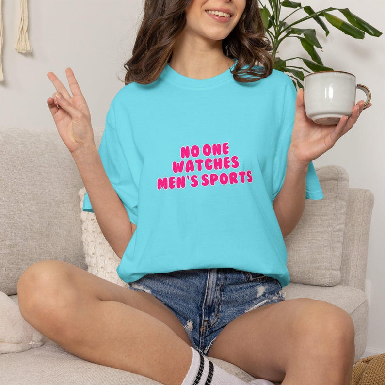 Camiseta deportiva azul "No One Watches" para hombre / Camiseta deportiva femenina de apoyo a la WNBA y la NWSL / Colores cómodos. Estilo para el día del partido. imagen 4