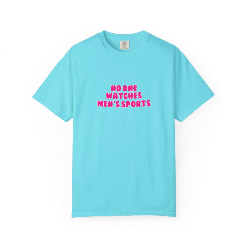 Camiseta deportiva azul "No One Watches" para hombre / Camiseta deportiva femenina de apoyo a la WNBA y la NWSL / Colores cómodos. Estilo para el día del partido. imagen 2