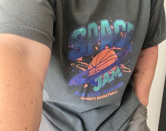 Vintage Grau Jeder Uhren Frauen Basketball T-Shirt | Space Jam Vintage WNBA Tee