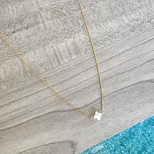 Zierliche 14k Gold Filled Klee Halskette: Perlmutt Glücksbringer