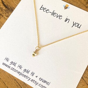 Collier abeille délicate 14 carats en or massif - abeille émaillée peinte à la main sur une chaîne remplie d&#39;or 14 carats - petit collier à breloques minimalistes - joli cadeau de bijoux abeille