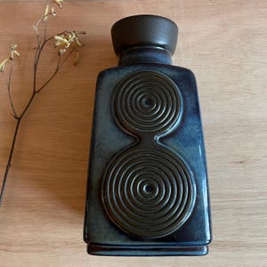 Wazon ceramiczny Soholm ciemnoniebieskie szkliwo okrągła płaskorzeźba. Pomysł na prezent nowy wystrój domu skandynawskie lata 70. duński design pomysł na prezent miłośnik vintage