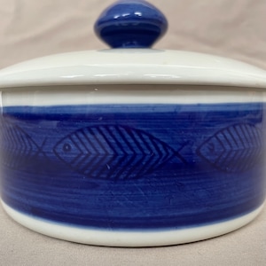 Cadeau de vaisselle suédois vintage motif poisson bleu Rörstrand, cadeau peint à la main en céramique porcelaine scandinave, design scandinave durable.