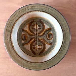 Bol / plat en céramique Soholm Erika : grès fait main, Danemark, décoration scandinave des années 70. La designer Noomi Backhauser. Søholm