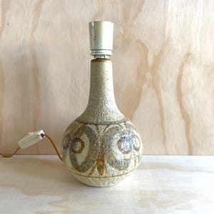 Lampa ceramiczna Soholm. Lampa stołowa vintage Søholm. Ręcznie robiony wystrój domu. Skandynawski prezent z lat 70. Pomysł na prezent w stylu duńskim dla miłośnika stylu vintage