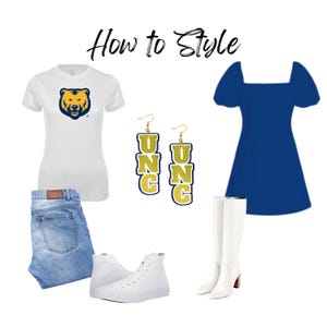 K&ouml;nnte beinhalten: Text "How to Style" mit einem wei&szlig;en T-Shirt mit einem gelben B&auml;renlogo, blauen Jeans, wei&szlig;en High-Top-Sneakern, einem blauen Kleid mit Puff&auml;rmeln, wei&szlig;en kniehohen Stiefeln und goldenen Ohrringen mit den Buchstaben UNC in Gold und Blau.