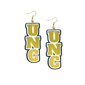 K&ouml;nnte beinhalten: Goldene UNC-Ohrringe mit blauem Umriss. Die Buchstaben sind vertikal &uuml;bereinander angeordnet und haben eine strukturierte Oberfl&auml;che.