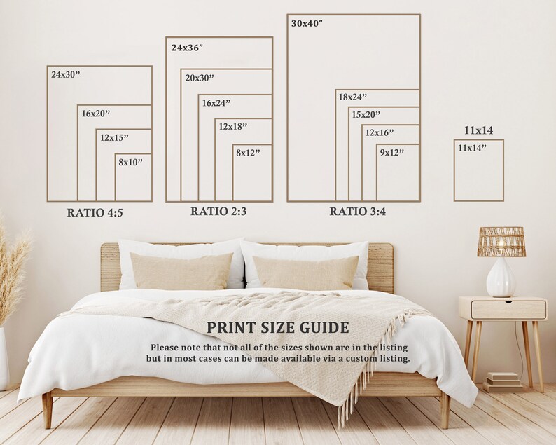 Puede incluir: Una gu&iacute;a de tama&ntilde;os de impresi&oacute;n con diferentes tama&ntilde;os y proporciones para impresiones. La gu&iacute;a muestra tama&ntilde;os que van desde 8x10 pulgadas hasta 30x40 pulgadas. El texto "PRINT SIZE GUIDE" est&aacute; en la parte inferior de la imagen. El texto "Tenga en cuenta que no todos los tama&ntilde;os que se muestran est&aacute;n en la lista, pero en la mayor&iacute;a de los casos se pueden hacer disponibles a trav&eacute;s de una lista personalizada." est&aacute; debajo del t&iacute;tulo.