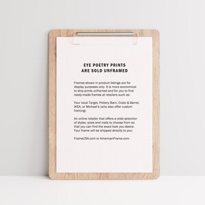 Puede incluir: Una hoja de papel blanca con texto negro en un portapapeles de madera. El texto dice "Eye Poetry Prints Are Sold Unframed". El texto explica que las impresiones se venden sin enmarcar y proporciona sugerencias sobre d&oacute;nde comprar marcos.
