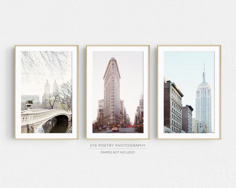 K&ouml;nnte beinhalten: Drei gerahmte Fotografien von New Yorker Sehensw&uuml;rdigkeiten. Das erste Foto zeigt eine Br&uuml;cke &uuml;ber einen Fluss mit Geb&auml;uden im Hintergrund. Das zweite Foto zeigt das Flatiron Building. Das dritte Foto zeigt das Empire State Building.