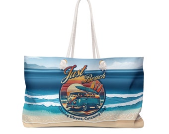Puede incluir: Una bolsa de playa azul y blanca con un gráfico de una camioneta vintage y una tabla de surf. El texto en la bolsa dice "Just Beach Chasing Waves, Catching Rays".