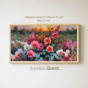 Op de afbeelding: Een ingelijst bloemenschilderij met een veld vol kleurrijke bloemen in roze, rode en witte tinten, tegen een achtergrond van een zonsondergang. Het kunstwerk is getiteld "Premium Quality Frame TV Art" en "Artprints Quest."