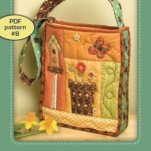 Könnte beinhalten: Ein PDF-Muster für eine gesteppte Frühlingstasche. Die Tasche ist aus Patchwork-Stoff mit einem Blumendesign und einer Schmetterlingsapplikation. Die Tasche hat einen braunen und türkisfarbenen Riemen. Das Muster heißt "Springtime Bag" und ist Teil der Serie "Patchwork*Pottery".
