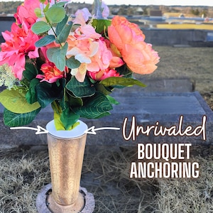 Op de afbeelding: Een boeket van roze en witte bloemen in een gouden vaas met een witte basis. De vaas staat op een bruine ondergrond met droog gras. De tekst "Unrivaled Bouquet Anchoring" is in wit op een zwarte achtergrond geschreven.