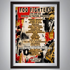Puede incluir: Póster enmarcado del concierto de Foo Fighters. El diseño es un collage con elementos rojos, negros y dorados. El texto incluye el nombre de la banda, la fecha del concierto, el lugar y una lista de canciones. El marco es negro.