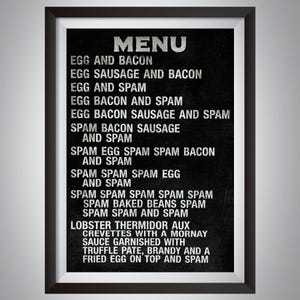Puede incluir: Un menú en blanco y negro enmarcado. El menú presenta una lista de platos, incluyendo "Huevo y Bacon", "Huevo Salchicha y Bacon" y "Langosta Thermidor aux Crevettes". El texto está en negrita, sin serifa.