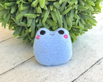 Mini Frosch Worry Buddy | Tasche aus hellblauem Fleece Pal