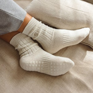 Cozy Grip Socks Made With Merino Wool Minimizes Slipping Pilates Yoga- Cream