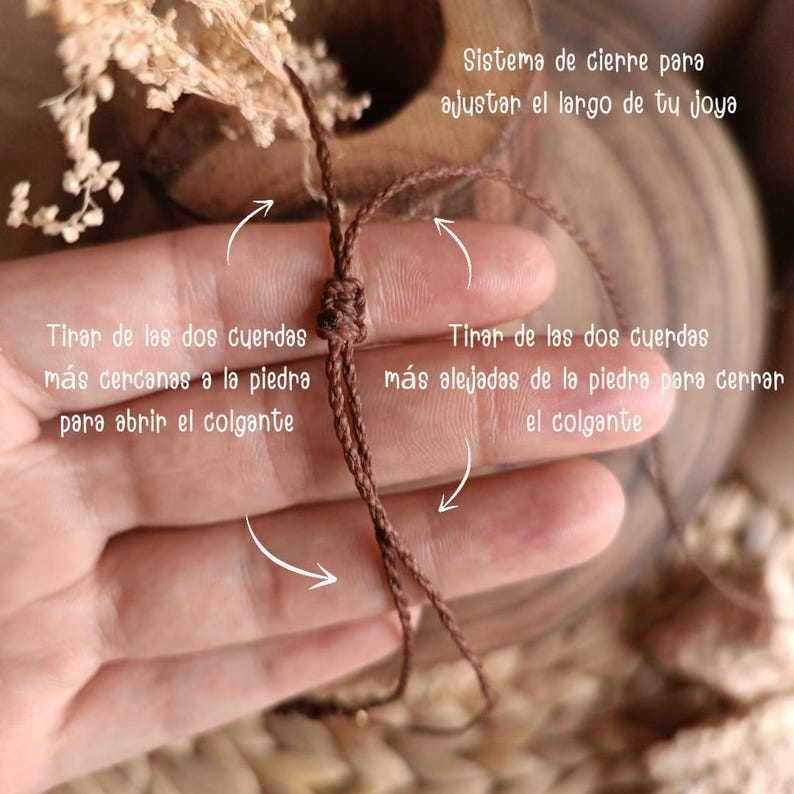 May include: Close-up of a brown cord with a knotted closure. The image includes text in Spanish explaining how to adjust the length of the jewelry. Arrows indicate how to open and close the pendant.