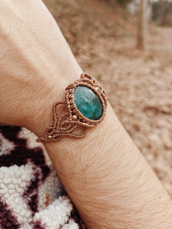 Brazalete de Esmeralda Natural en Macramé - Amuleto de Poder "Soberanía" - Pulsera de Autor - Joyería Consciente ReflexeLLuna