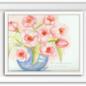 Może przedstawiać: Akwarela przedstawiająca bukiet r&oacute;żowych tulipan&oacute;w w niebieskim wazonie. Obraz ma rozmiar 20,3 x 25,4 cm i nosi tytuł "ART and Decorations".