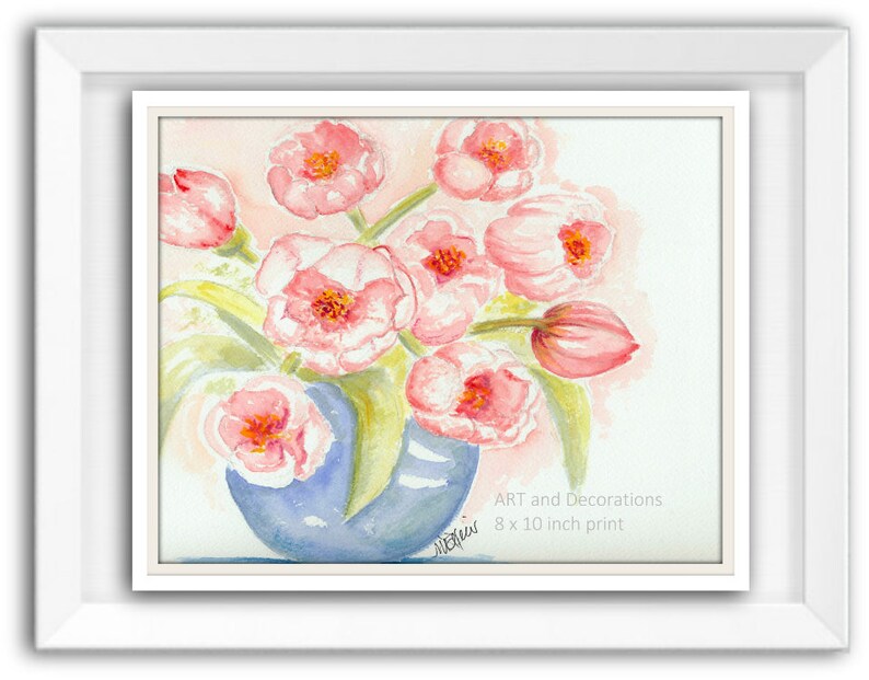 Może przedstawiać: Akwarela przedstawiająca bukiet r&oacute;żowych tulipan&oacute;w w niebieskim wazonie. Obraz ma rozmiar 20,3 x 25,4 cm i nosi tytuł "ART and Decorations".