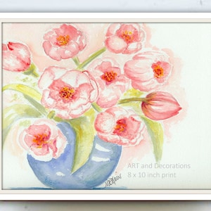 Może przedstawiać: Akwarela przedstawiająca bukiet r&oacute;żowych tulipan&oacute;w w niebieskim wazonie. Obraz jest na białym tle z tekstem "ART and Decorations 8 x 10 inch print" w prawym dolnym rogu.