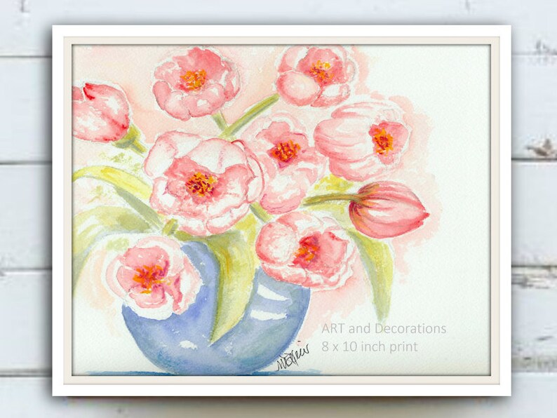 Może przedstawiać: Akwarela przedstawiająca bukiet r&oacute;żowych tulipan&oacute;w w niebieskim wazonie. Obraz jest na białym tle z tekstem "ART and Decorations 8 x 10 inch print" w prawym dolnym rogu.