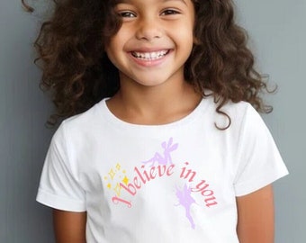 Rosafarbenes Kurzarm-T-Shirt für Mädchen mit Fee. Weißes Kurzarm-T-Shirt für Mädchen mit Zeichnung.