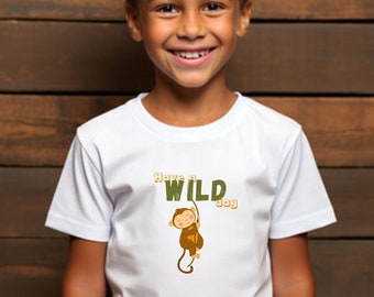 Camiseta para niño divertida con letras en inglés y dibujo de un mono. "Have a wild day". Se traduce al español: "Que tengas un día salvaje"