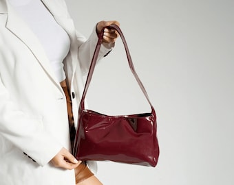 Kirschrote Umhängetasche aus Lackleder – Burgunderrote glänzende Tasche – Bordeaux-Geldbörse für Frauen – Modegeschenk für Sie