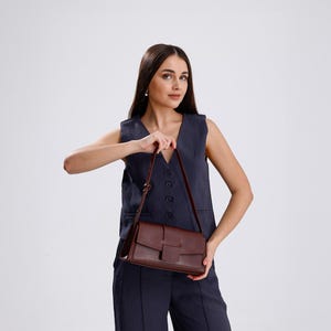 Sac baguette en cuir végétalien souple bordeaux - Élégant sac à main bordeaux pour femme - Sac à main porté épaule minimaliste - Élégant sac à main en cuir
