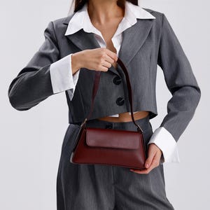 Sac baguette en cuir végétalien bordeaux - sac à main bordeaux pour femme - sac à main porté épaule minimaliste - sac à main en cuir élégant - cadeau pour elle