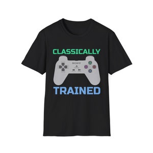 Könnte beinhalten: Schwarzes T-Shirt mit grünem "CLASSICALLY TRAINED" Text und einer weißen PlayStation-Controller-Grafik.