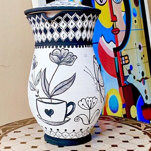 Puede incluir: Juego de tres tazas de cerámica con acabado mate moteado. Las tazas son de color crema, gris claro y gris oscuro. Cada taza tiene un diseño simple y minimalista, ideal para café o té.