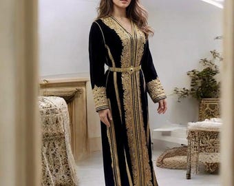 Luxe Marokkaanse kaftan in marineblauw met gouden borduursels, handgemaakte kaftan, elegante trouwoutfit, traditionele takchita, Arabische avondjurk