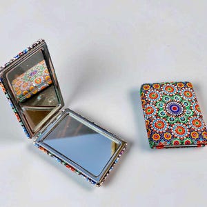 Set van 2 Marokkaanse Zellige Zakspiegeltjes - Handgemaakte Mozaïek Compactspiegel - Moederdagcadeau - Geometrische Make-upspiegeltjes.