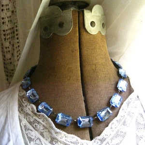 hellblaue Statement Kette, Anna Wintour, hellblaue Vintage Strasskette, Jane Austen, hellblaue Halskette, Vintage Saphir. Bild 1