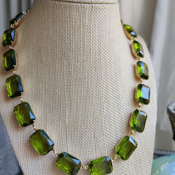 Collier Anna Wintour, collier collet de déclaration verte, collier géorgien, cadeau pour elle, collier vert olive, colliers de déclaration,